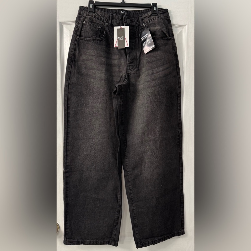 BoohooMAN Super Baggy Rigid Washed Jeans in washed black - Picture 4 of 13